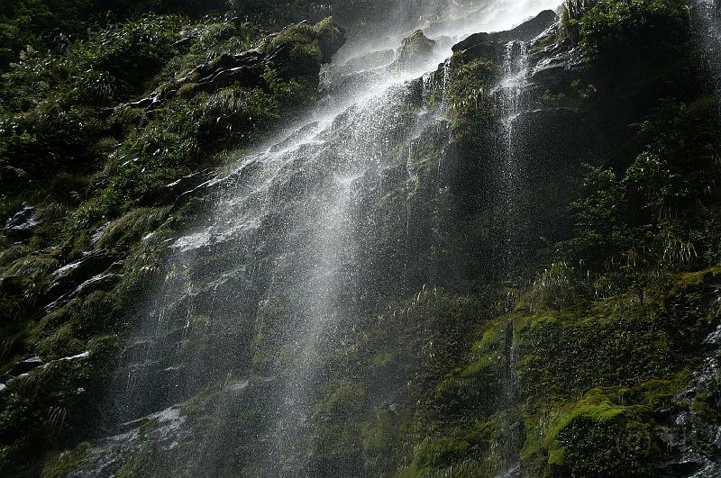 PICT8A0362_081229_Doubtful_1.jpg - Wasserfall am Doubtful Sound